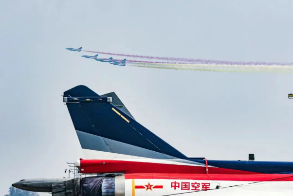 快讯：歼-10C亮相新加坡航展