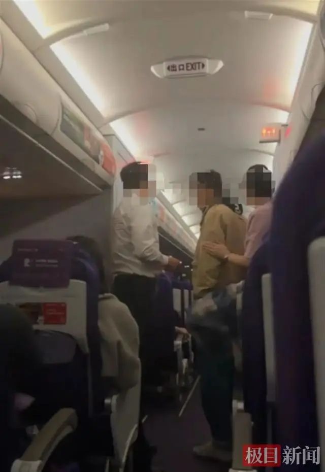 大阪飞上海客机下降时，男子欲开舱门！吉祥航空回应