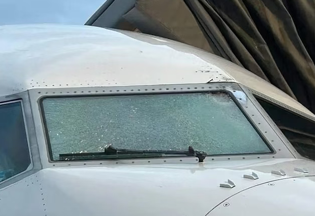 官方确认：气象气球撞客机，飞行员遭玻璃碎片泼溅