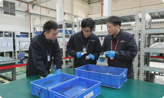 APU车间故检组员工正在进行保税APU的零件检查工作